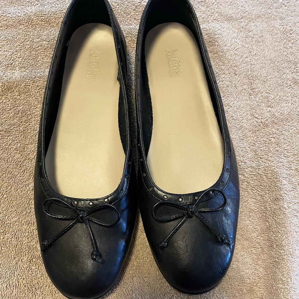 Judith Bow Black Leather Flat